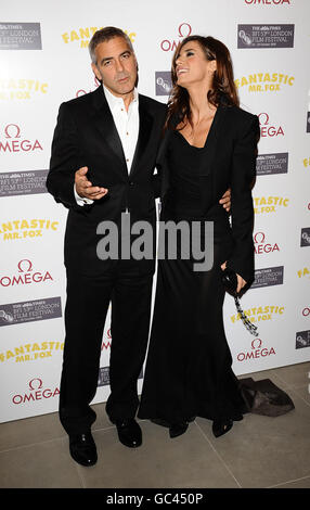 George Clooney et Elisabetta Canalis arrivent pour la soirée de l'après-spectacle du nouveau film fantastique M. Fox, à la Saatchi Gallery de Londres. Banque D'Images