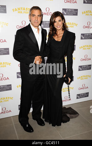 George Clooney et Elisabetta Canalis arrivent pour la soirée de l'après-spectacle du nouveau film fantastique M. Fox, à la Saatchi Gallery de Londres. Banque D'Images