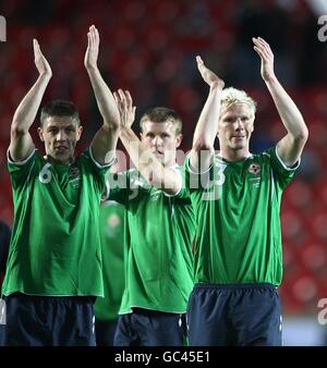 (Gauche-droite) Chris Baird, Michael O'Connor et Ryan McGivern en Irlande du Nord applaudissent les fans après le match Banque D'Images