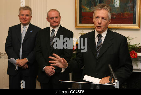 Le premier ministre d'Irlande du Nord, Peter Robinson (à droite) et le premier ministre adjoint, Martin McGuinness (au centre), aux côtés du directeur général de la Bourse de New York, Duncan Niederauer (à gauche), au château de Stormont, où il a annoncé son intention de créer un avant-poste à Belfast, créant 400 nouveaux emplois. Banque D'Images