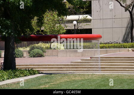 Fontaine d'eau modernes sur le campus de Stanford sur une chaude journée d'été, en Californie Banque D'Images