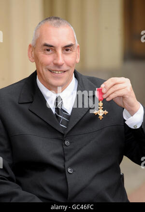 Peter Norfolk après avoir reçu sa médaille de l'ordre de l'Empire britannique (OBE) pour les services au sport handicapé, de la reine Elizabeth II lors d'une cérémonie d'investiture à Buckingham place, Londres. Banque D'Images