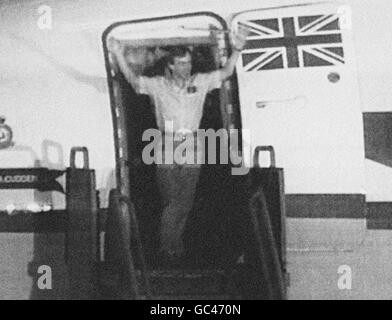 L'ancien Moyen-Orient otage John McCarthy vagues alors qu'il marche de l'avion de la Royal Air Force à son arrivée à RAF Lyneham. McCarthy est détenu en otage à Beyrouth Ouest depuis plus de cinq ans. Banque D'Images