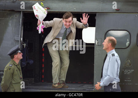 L'ancien Moyen-Orient otage John McCarthy fait passer Au revoir à des partisans et à la presse de RAF Lyneham. Banque D'Images