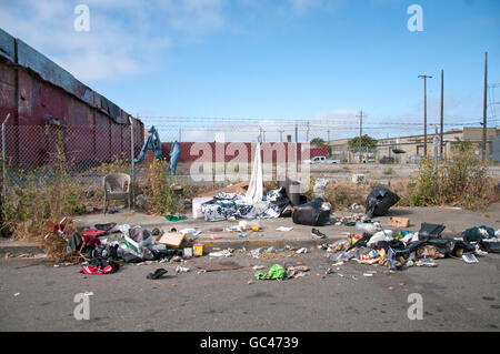 Rue couverte de détritus dans West Oakland, Californie, également connu sous le nom de dog town. Banque D'Images
