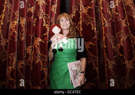 La duchesse de York, Sarah Ferguson, au cours d'une séance photo pour annoncer que Handmade plc a annoncé qu'elle avait acquis toute la propriété intellectuelle de Sarah Ferguson et qu'elle va créer des films autour de ses personnages Little Red et Red Ruby, au Arts Club de Dover Street, dans le centre de Londres. Banque D'Images