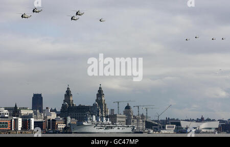 Plus de 40 avions effectuent un vol sur la rivière Mersey où HMS illustre est ancré à Liverpool, Merseyside. Ils célèbrent 100 ans d'aviation navale. Banque D'Images