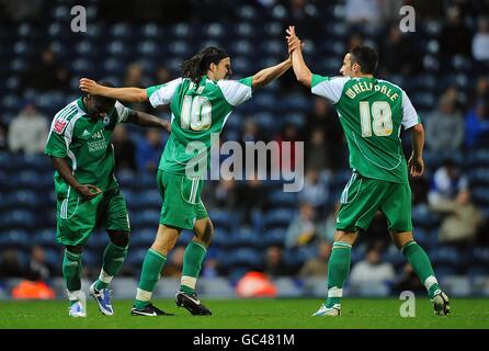 George Boyd (au centre) de Peterborough United célèbre avec ses coéquipiers Shaun Batt (à gauche) et Chris Whelpdale après avoir obtenu la deuxième note de son côté but du jeu Banque D'Images