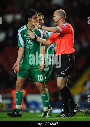 George Boyd (à gauche) de Peterborough United soutient l'arbitre Anthony Taylor Après le cinquième but de Blackburn Rovers Banque D'Images