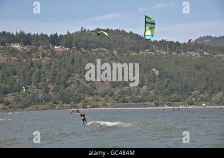 Planche à voile sur le fleuve Columbia Hood River dans l'Oregon. Banque D'Images