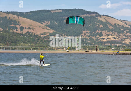 La planche à voile et sports nautiques à Hood River dans l'Oregon. Banque D'Images