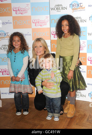 Gaby Roslin avec (de gauche à droite) Macy Fenwick, six ans, de Bournemouth, Mikey Scudamore, deux ans, de Londres, et Rae Amosu, sept ans, de Londres, lancent le premier concours de modèles pour enfants de Next à One Marylebone, dans le centre de Londres. Banque D'Images