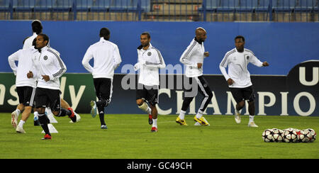 Ashley Cole de Chelsea (centre) pendant l'entraînement au stade Atletico de Madrid, Madrid, Espagne. Banque D'Images