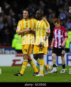 Andy Carroll (à gauche) et Marlon Harewood de Newcastle United célèbrent lors du dernier coup de sifflet, alors que Stephen Quinn (à droite) de Sheffield United est abattu après le match de championnat de la Coca-Cola football League à Bramall Lane, Sheffield. Banque D'Images