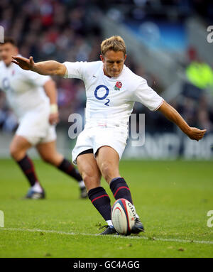 Rugby Union - Investec Challenge Series 2009 - Angleterre / Australie - Twickenham. Jonny Wilkinson, en Angleterre, est passible d'une peine Banque D'Images