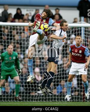 Football - Barclays Premier League - Aston Villa / Bolton Wanderers - Villa Park.Carlos Jimenez Cuellar (à gauche) de Aston Villa et Kevin Davies (à droite) de Bolton Wanderers se battent pour le ballon Banque D'Images