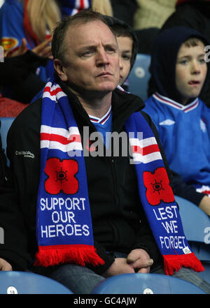 Les fans des Rangers portent un foulard du souvenir lors du match de la première ligue écossaise de la Banque Clydesdale à Ibrox, Glasgow. Banque D'Images