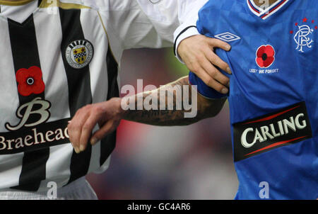 Les Nacho Novo des Rangers et John Potter de St Mirren montrent des coquelicots sur leurs chemises lors du match de la première ligue écossaise de la Banque Clydesdale à Ibrox, Glasgow. Banque D'Images