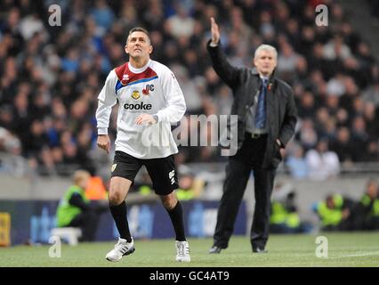 Owen Coyle, directeur de Burnley (à gauche) et Mark, directeur de Manchester City Hughes sur la ligne de contact Banque D'Images