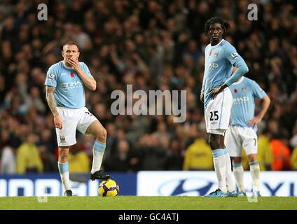 Football - Barclays Premier League - Manchester City / Burnley - City of Manchester Stadium.Craig Bellamy (à gauche) de Manchester City et Emmanuel Adebayor se sont démolis après l'égaliseur tardif de Burnley Banque D'Images