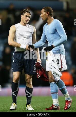 Johan Elmander de Bolton Wanderers (à gauche) serre la main avec John Carew (à droite) de Aston Villa après le sifflet final. Banque D'Images