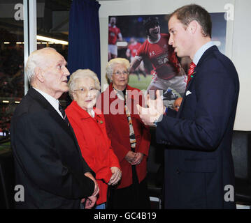 Le Prince William s'entretient avec David Bees, 85 ans, de Caerphilly, qui a servi avec la Royal Navy de 1942 à 1946, sous la surveillance de son épouse Jean (au centre), avant le coup d'envoi du match entre le pays de Galles et la Nouvelle-Zélande au Millennium Stadium de Cardiff. Banque D'Images