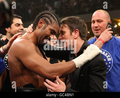 New WBA Heavyweight boxing Champion d'Angleterre David Haye est félicité par le promoteur et directeur allemand de Valuev, Kalle Sauerland (à droite), après avoir battu le russe Nikolai Valuev sur des points dans le WBA World Heavyweight Title bout à l'arène de Nuremberg, en Allemagne. Banque D'Images