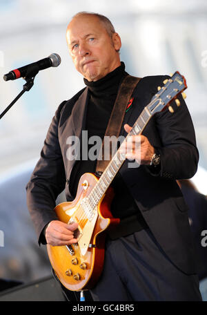 Mark Knopfler interprète une chanson qu'il a écrite lors d'un concert public du jour du souvenir et de la lecture de poésie à Trafalgar Square, à Londres, sous l'égide de la Royal British Legion. Banque D'Images