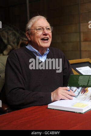 Sir David Attenborough rencontre des fans et signe des copies de son nouveau livre, Life Stories, au Musée d'histoire naturelle de Londres. Banque D'Images