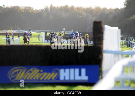 Courses hippiques - Hippodrome d'Exeter.Vue générale des coureurs et des cavaliers de la William Hill Gold Cup Steeple Chase Banque D'Images