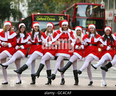 Un groupe de Mme Claus s'arrête à Oxford Street, Londres, pour lancer la cinquième journée annuelle VIP Shop West End de Londres (très importante journée piétonne) le 5 décembre 2009, qui voit Oxford Street et Regent Street fermés à la circulation à partir de midi. Banque D'Images