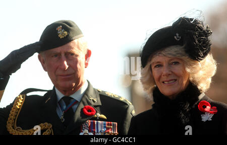 Le prince de Galles et la duchesse de Cornwall assistent à un service du jour du souvenir au Monument commémoratif de guerre du Canada, à Ottawa, au Canada. Banque D'Images