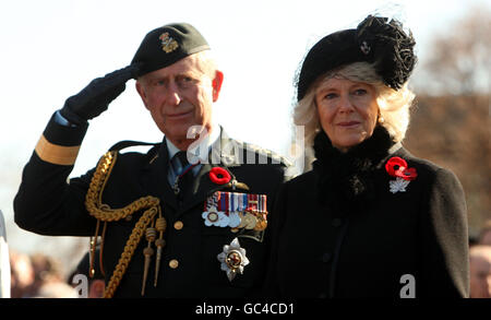 Le prince de Galles et la duchesse de Cornwall assistent à un service du jour du souvenir au Monument commémoratif de guerre du Canada, à Ottawa, au Canada. Banque D'Images