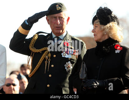 Le prince de Galles et la duchesse de Cornwall assistent à un service du jour du souvenir au Monument commémoratif de guerre du Canada, à Ottawa, au Canada. Banque D'Images