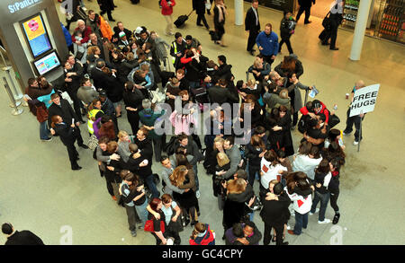 Un groupe de personnes se happent pendant une minute pour tenter de briser un record du Guinness World à la gare de St Pancras, dans le centre de Londres. Banque D'Images