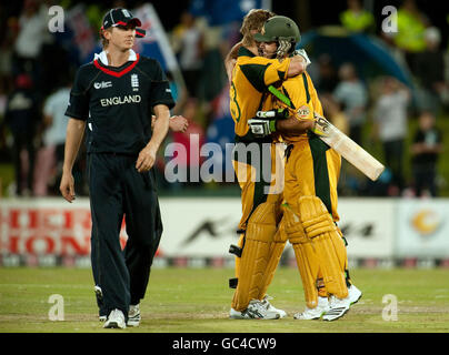 Shane Watson (c) d'Australie célèbre avec le capitaine Ricky Ponting (r) après avoir battu l'Angleterre lors du match de demi-finale des champions de l'ICC au Centurion Stadium, Centurion. Banque D'Images