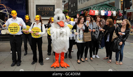 Les acheteurs rejoignent le groupe PETA, qui proteste contre la production et la vente de pate de foie gras, fabriqué à partir des foies et canards nourris par la force, devant Selfridges, Oxford Street. Banque D'Images