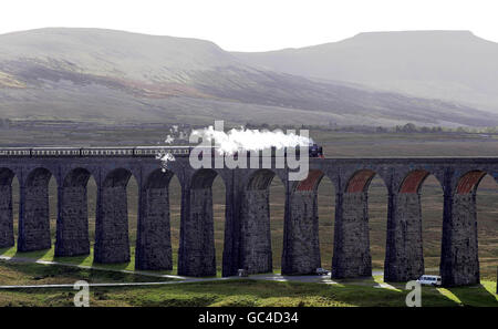 La Tornado, la première locomotive à vapeur principale construite en Grande-Bretagne depuis près de 50 ans, fait son premier voyage au-dessus du Viaduc de Ribblehead dans les Yorkshire Dales. Banque D'Images