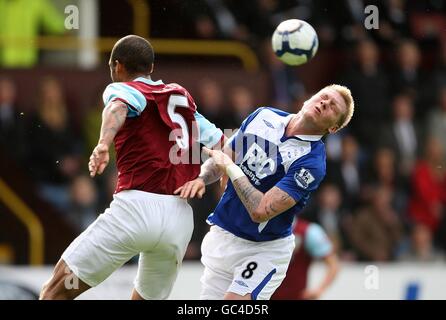 Football - Barclays Premier League - Burnley / Birmingham City - Turf Moor.Garry O'Connor (à droite) de Birmingham City et Clarke Carlisle (à gauche) de Burnley se battent pour la balle dans les airs Banque D'Images