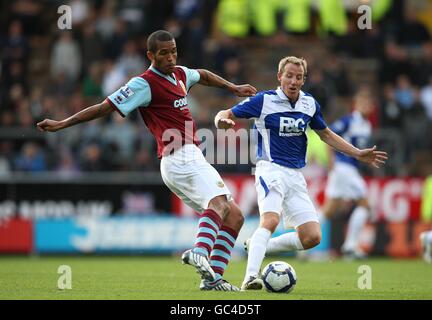 Lee Bowyer de Birmingham City (à droite) et Clarke Carlisle de Burnley (à gauche) luttez pour le ballon dans les airs Banque D'Images