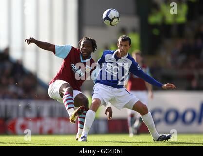 Football - Barclays Premier League - Burnley / Birmingham City - Turf Moor.Andre Bikey (à gauche) de Burnley et Keith Fahey (à droite) de Birmingham City se battent pour le ballon Banque D'Images