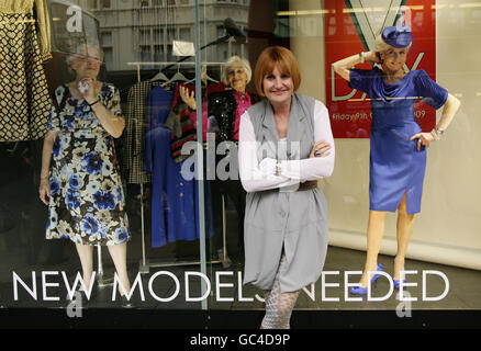 Mary Portas, conseillère au détail et présentatrice à la télévision (au centre, à l'avant), pose avec des travailleurs de l'industrie caritative Brenda Dean (à gauche), qui travaille dans un magasin « Save the Children » (Enregistrer les enfants), Inge Gartner (deuxième à gauche) et Tricia Van Geens (à droite), Qui travaillent tous les deux dans un magasin « North London Hospice », pour promouvoir V Day - une campagne pour faire du bénévolat dans des boutiques de charité - à House of Fraser, dans Oxford Street, au centre de Londres. Banque D'Images