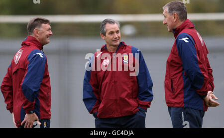 Le nouvel entraîneur écossais Paul Hegarty (à gauche) à l'entraînement avec le directeur George Burley (au centre) et Terry Butcher (à droite) lors d'une séance d'entraînement au stade Strathclyde Homes, à Dumbarton. Banque D'Images