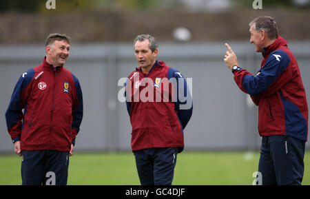 Le nouvel entraîneur écossais Paul Hegarty (à gauche) à l'entraînement avec le directeur George Burley (au centre) et Terry Butcher (à droite) lors d'une séance d'entraînement au stade Strathclyde Homes, à Dumbarton. Banque D'Images