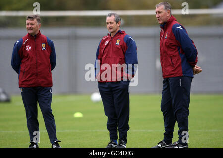 Le nouvel entraîneur écossais Paul Hegarty (à gauche) à l'entraînement avec le directeur George Burley (au centre) et Terry Butcher (à droite) lors d'une séance d'entraînement au stade Strathclyde Homes, à Dumbarton. Banque D'Images