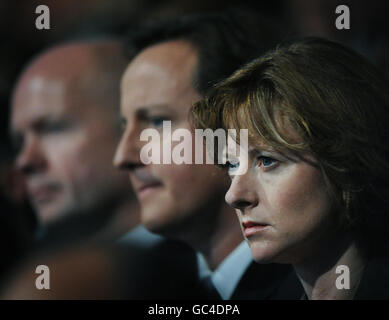 La femme du chancelier de l'ombre, Frances, écoute son mari lors de la conférence du Parti conservateur à Manchester avec le chef du parti, David Cameron (au centre) et William Hague (à l'extrême gauche). Banque D'Images