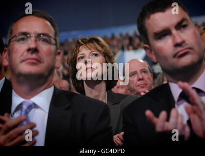 L'épouse Frances du chancelier de l'ombre George Osborne, derrière des délégués non identifiés, écoute son mari lors de la conférence du Parti conservateur à Manchester. Banque D'Images