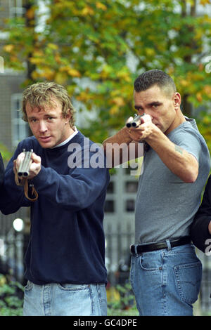 Guy Ritchie, réalisateur de Lock, stock and Two Smoking Barrels, et footballeur ont fait tourner l'acteur Vinnie Jones à la recherche de menaces lors d'un événement promotionnel à Londres pour annoncer un accord sur la réalisation d'une série basée sur le film culte de Ritchie. Banque D'Images