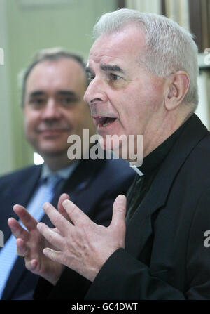 Le cardinal Keith O'Brien (à droite) et le premier ministre Alex Salmond lors du lancement des Archives catholiques écossaises en ligne à la HM General Register House à Édimbourg. Banque D'Images