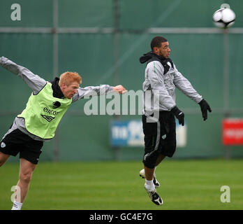 Paul McShane (à gauche) et Stephen Reid de la République d'Irlande lors d'une séance de formation à Gannon Park, Malahide (Irlande). Banque D'Images